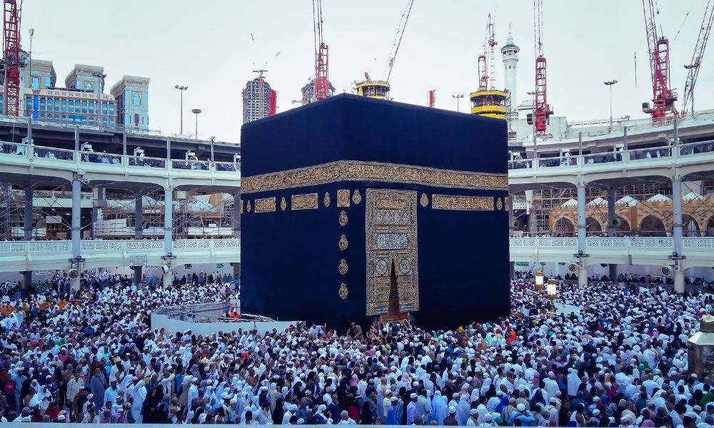 How much does an Umrah package cost from Bangladesh